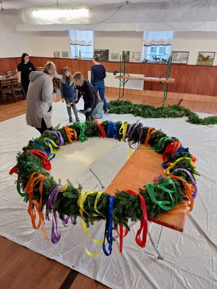 Hosena hat wieder einen Maibaum – starke Gemeinschaft bringt Tradition zurück